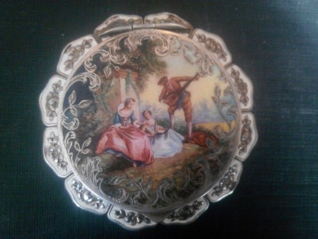 Púderes szelence 1920 körül. Ezüst, zománc.